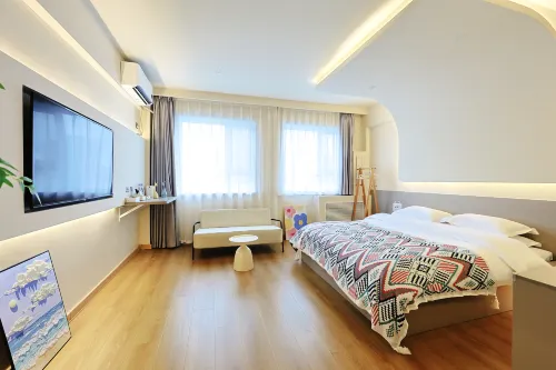 Genting·Net Red Light Luxury Homestay (Yanji Yanbian University Net Red Wall Store)