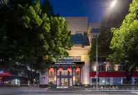 Shiyan Jiahua Holiday Hotel (Wuyan Shopping Mall People's Hospital Branch) Hotels near Hubei University of Medicine