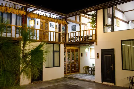 Gadanwoge Отели рядом с достопримечательностью «Damo Patriarch Cave»