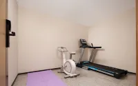 IU Hotel (Nanyang Normal University Wolonggang Scenic Area Tourist Service Center) - Esports