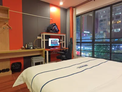 Blue Whale Esports Hotel (Laibin Zhenghe Pedestrian Street Branch)