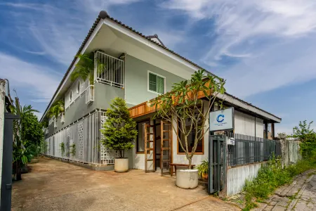 Comfy Corner Hotel Отели рядом с достопримечательностью «Ват Пратхат Дой Сутхеп»