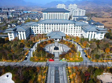 Holiday Inn Wuyuan Huazhong Отели в г. Лайюань