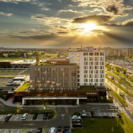 QOSMO Brasov Hotel Отели рядом с достопримечательностью «Аквапарк Paradisul Acvatic»