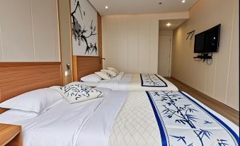 Longchen Holiday Hotel (Shanghai Weining Road Metro Station)