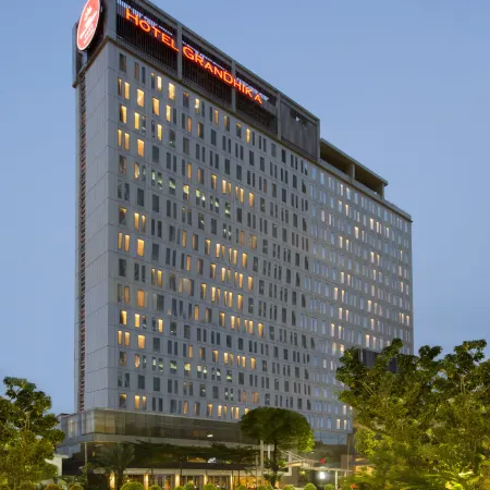 Hotel GranDhika Iskandarsyah Отели рядом с достопримечательностью «Блок М»