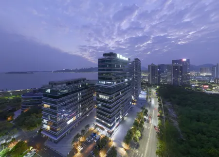 H SUITES SERVICED APARTMENTS Отели рядом с достопримечательностью «Qi Ao Island»