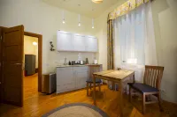 Rainforest Studio Downtown by Pretty Apartments