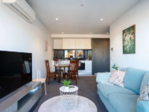 Modern 2BR Apartment with Smart TV and Views 霍索恩區酒店
