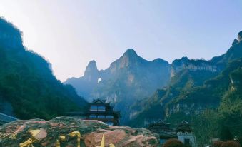 Wo Xiang Jingjing Audio & Video Homestay (Zhangjiajie Tianmenshan Cableway Store)