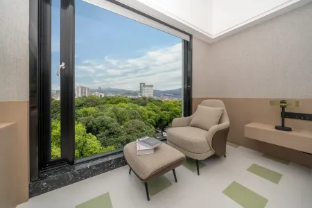 Century Holiday Hotel Отели рядом с достопримечательностью «Baise University Chengbi Campus»