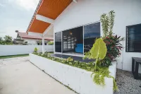 Batu Pahat w Pool table & Karaoke Villa 4BR 16pax Hotels in Parit Raja