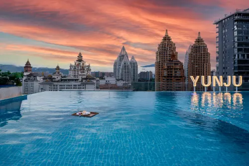 Cloud Dwelling Sky Pool Resort (Xishuangbanna West Shuangjing Xingguang Night Market Branch) - 4-Star