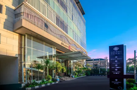 Grand Tjokro Yogyakarta Отели рядом с достопримечательностью «Университет Гаджа Мада»