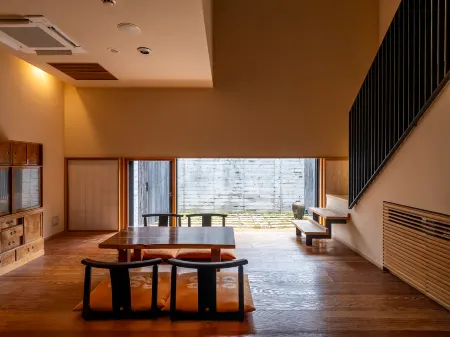 Otaru Ryotei Kuramure Отели рядом с достопримечательностью «Otaru Steam Clock»