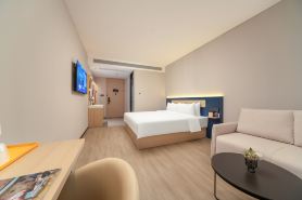7 Choice Hotel (Jinan Linkong Subway Station Yaoqiang International Airport)