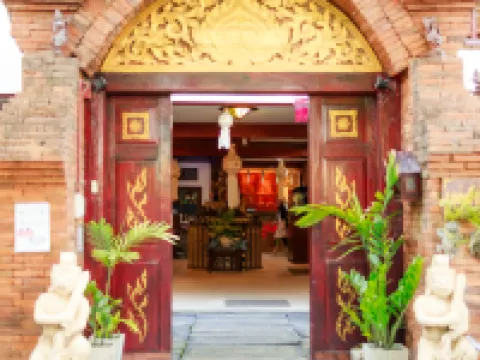 SK House 2 Hotels near Wat Phra Singh