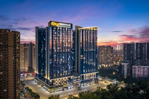 Fan Yi Light Luxury Urban Apartment (Foshan Shunlian Plaza Jinlong Metro Station Branch)