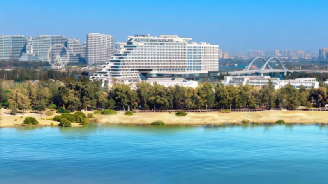 HUALUXE Hotels and Resorts BEIHAI SILVER BEACH RESORT