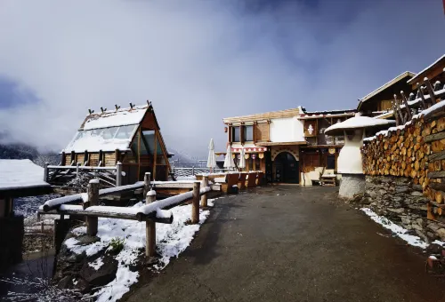 Four Girls Mountain Lanxi Wild Luxury Hotel (Changpinggou Scenic Area Branch)