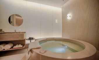 Dalian Manshe Hot Spring Hotel (Donggang Business District Gangwan Square Subway Station)