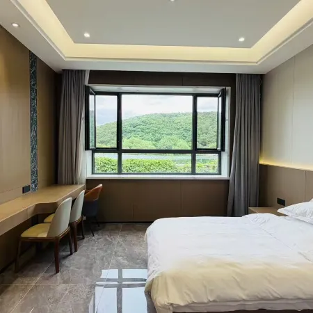 Lake Jingpo Canyon Jinyuan Hotel