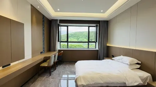 Lake Jingpo Canyon Jinyuan Hotel