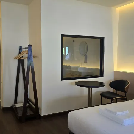 Norns Silom Cafe & Stay Отели рядом с достопримечательностью «Район Патпонг»