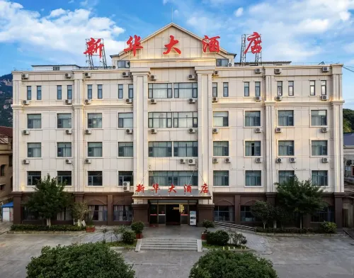 Xinhua Hotel - parking