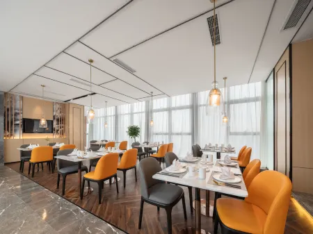 Chongqing Yangjiaping Pedestrian Street JIANGUO PALACE Hotel Отели рядом с достопримечательностью «Chongqing Institute of Engineering (Nanquan Campus)»