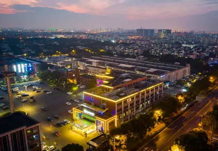 Rezenxuan Hotel (Shanghai Caolu Minlei Road Subway Station) Отели рядом с достопримечательностью «Gaodong Ecological Garden»