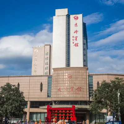 Chifeng Hotel Отели рядом с достопримечательностью «Вторая дополнительная больница Шифэнского колледжа»