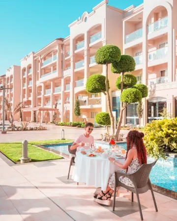 Pickalbatros White Beach Resort - Hurghada Отели рядом с достопримечательностью «Махмея пляж»