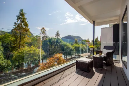 Original Dim Sum Villa Hotel (Guilin Liangjiang Sihu Elephant Trunk Hill) Отели рядом с достопримечательностью «Guilin University of Science and Technology»