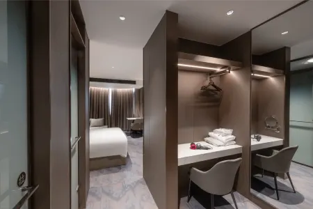 Shenyang Central Hotel (Forbidden City Middle Street Subway Station) Отели рядом со станцией Shenyang East Railway Station