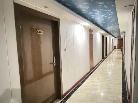 Jiduo Hotel (Longhui Bus Terminal) Отели рядом с достопримечательностью «Baima Mountain»