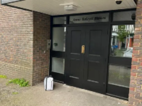 Hybrid Resi - Cheam, Sutton Near Wimbledon with Onsite Car Parking Hotels in Sutton