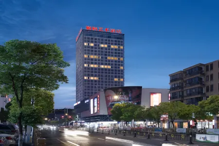 Yanqi Art Hotel (Yichun High-speed Railway Station People's Government Branch) Отели рядом с достопримечательностью «Yichun University (Huamei Road)»