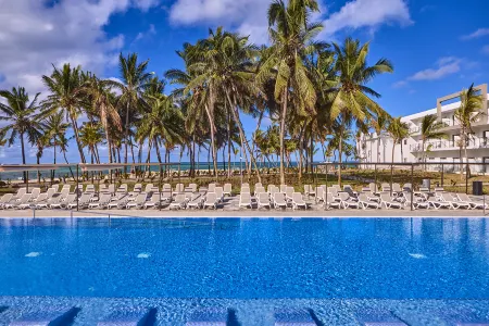 Riu Turquoise - All Inclusive Отели рядом с достопримечательностью «Эксплорерс Маврикий»