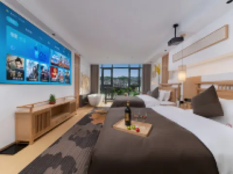 Seven point Homestay (Phoenix Ancient City Maglev Range Rover Station Branch) Hotels in Fenghuang