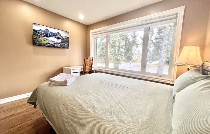 Renovated Rooms 10-min to Finch Subway Near Yonge St