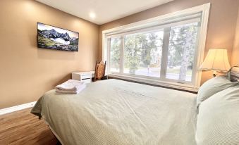 Renovated Rooms 10-min to Finch Subway Near Yonge St