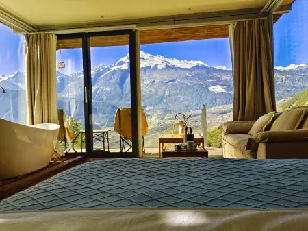 360° Panorama | Manxuege · Wild · Sunlit Golden Mountains · Snow Mountain View Boutique Inn Отели рядом с достопримечательностью «Habacun»