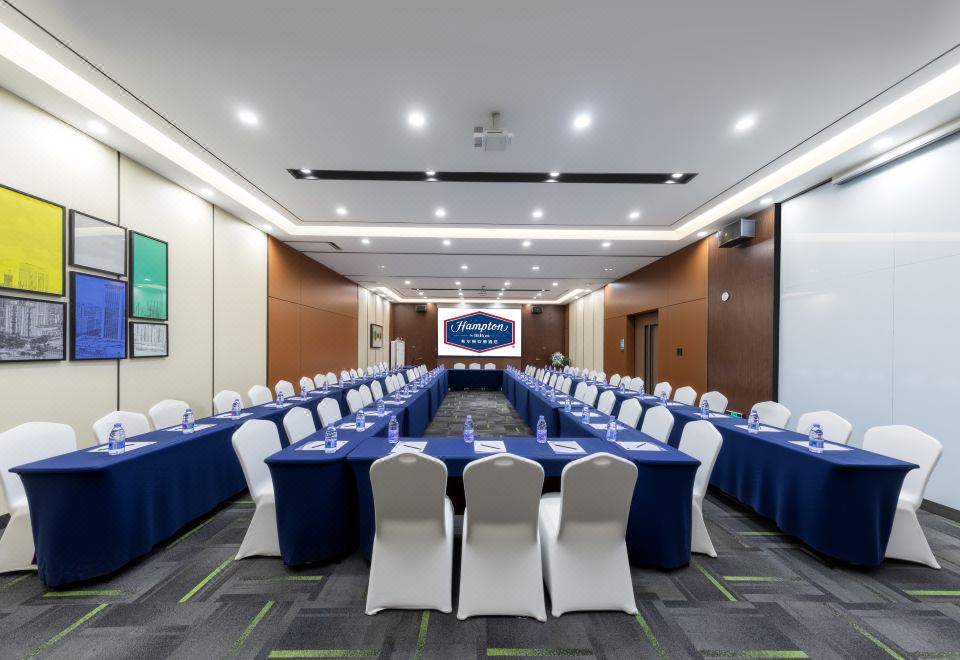 1. 햄튼 바이 힐튼..