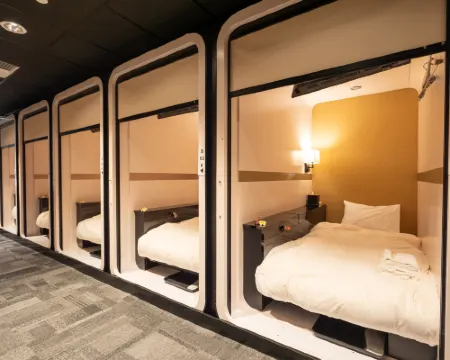 เฟิร์ส เคบิน อินเตอร์เนชั่นแนล ฮาวาย โรงแรมในโฮโนลูลู