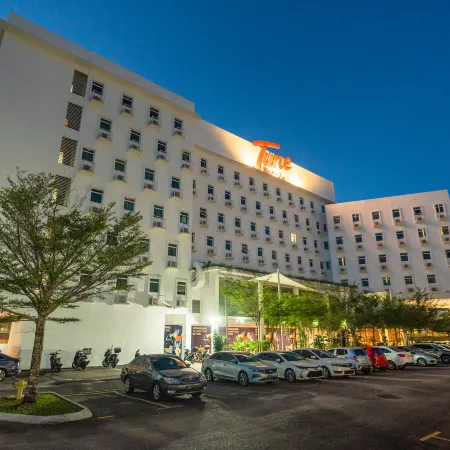 Tune Hotel - Danga Bay Johor Отели рядом с достопримечательностью «Торговый центр Перлинг»