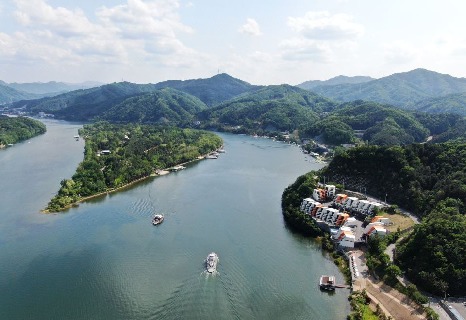 2. 지우리조트..