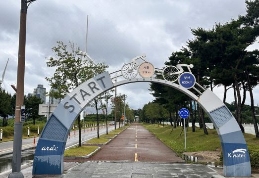 레스티아 인천 베이 호텔의 욕조와 창밖 풍경