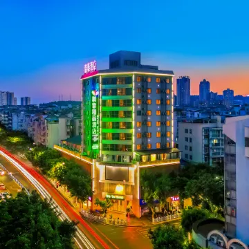 Weitai Hotel Отели рядом с достопримечательностью «Готовная станция для пассажиров в Хичуане»