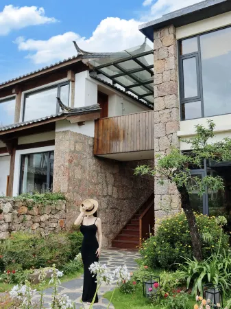 Hidden in the Light | Sunlit Golden Mountain · Resort Homestay (Baisha Ancient Town Branch) Отели рядом с достопримечательностью «Lijiang Snow Mountain Falcon Valley Scenic Area»